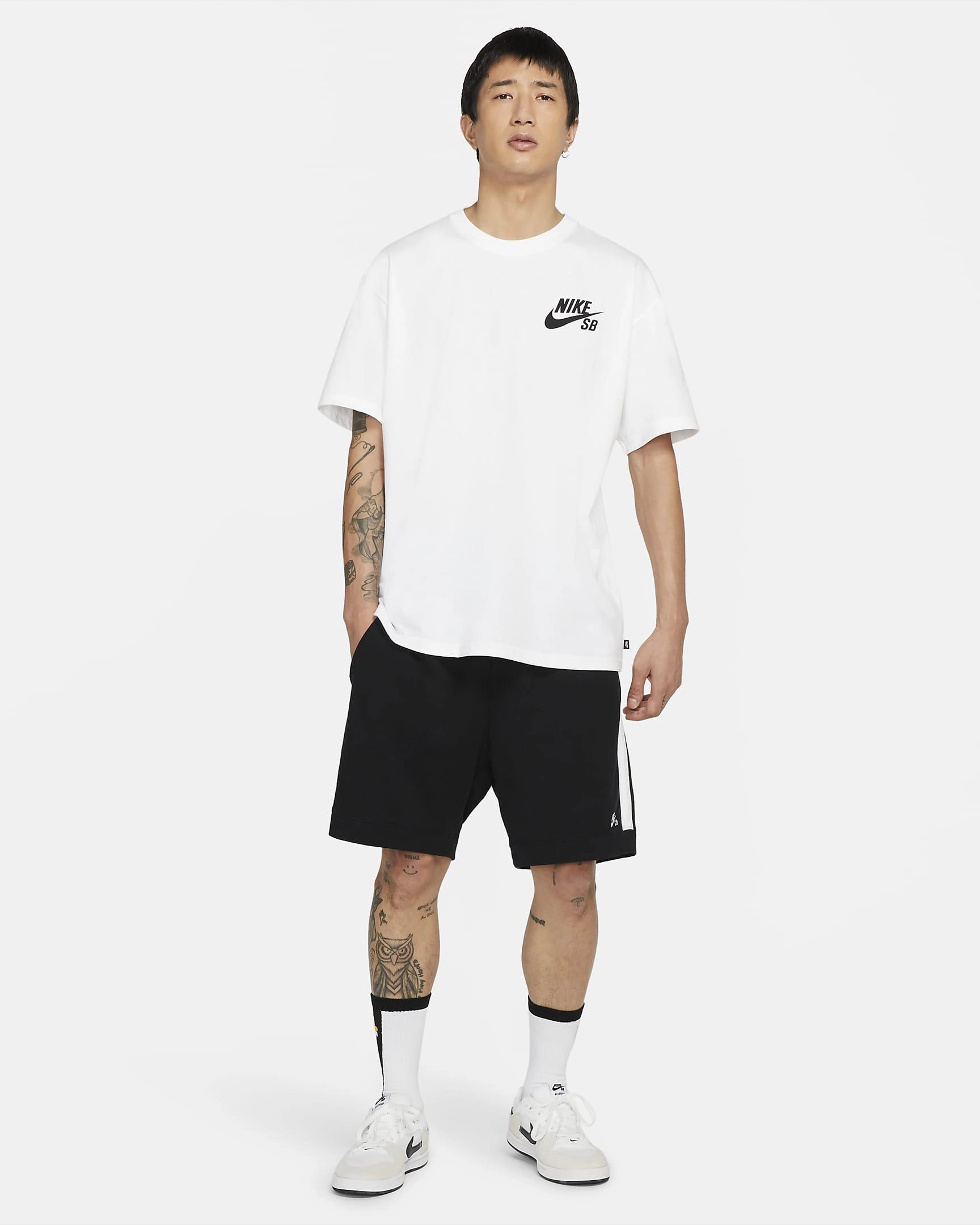 Nike SB Logo T-Paita – Löysät ja tyylikkäät skeittausvaatteet!